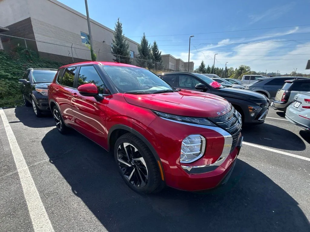 Used 2022 Red Mitsubishi ES image 3