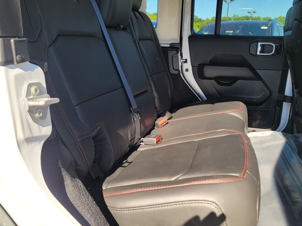 New 2026 Bright White Clear-Coat Exterior Paint Jeep Rubicon image 9