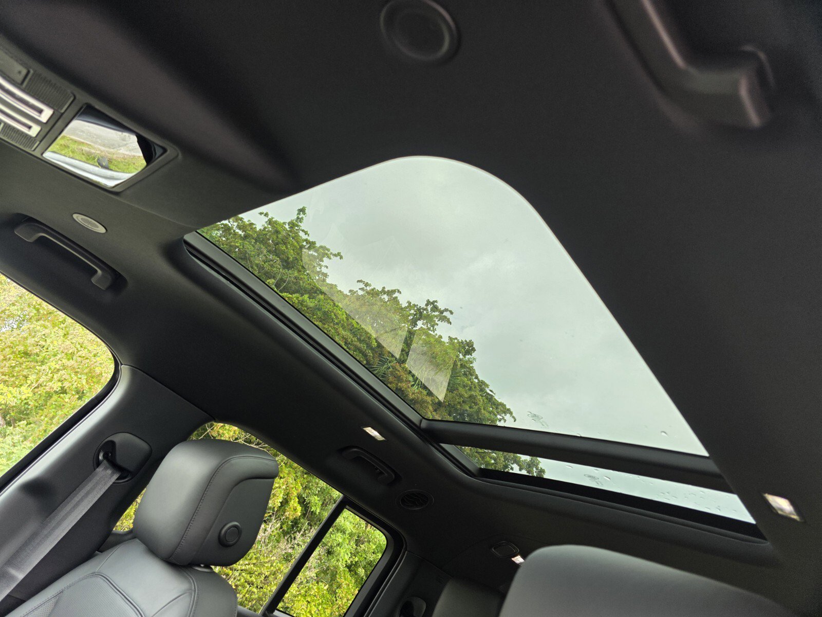 New 2026 Santorini Black Land Rover P400 X-Dynamic SE image 13