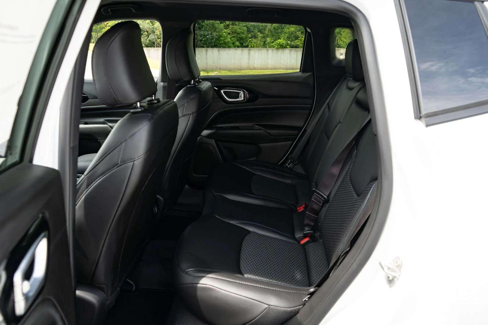 New 2026 Bright White Clear-Coat Exterior Paint Jeep Latitude image 18