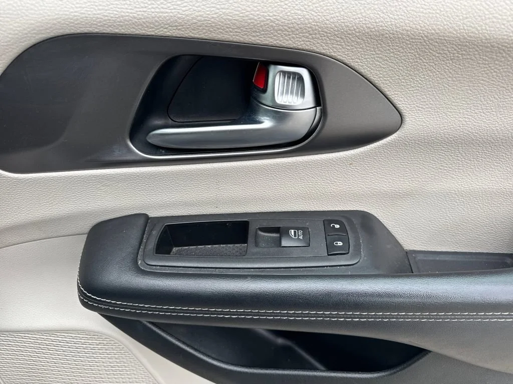 Used 2023  Chrysler Hybrid Touring L image 19
