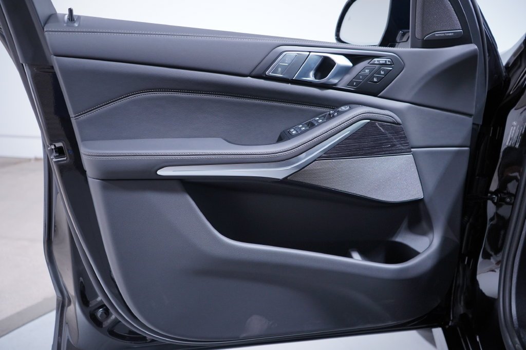 New 2027 Black Sapphire Metallic BMW xDrive40i image 24