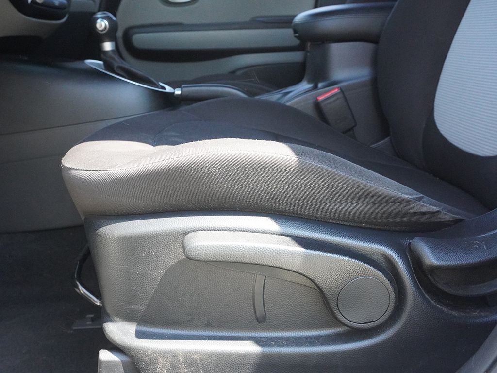 Used 2018 White Kia Base image 21