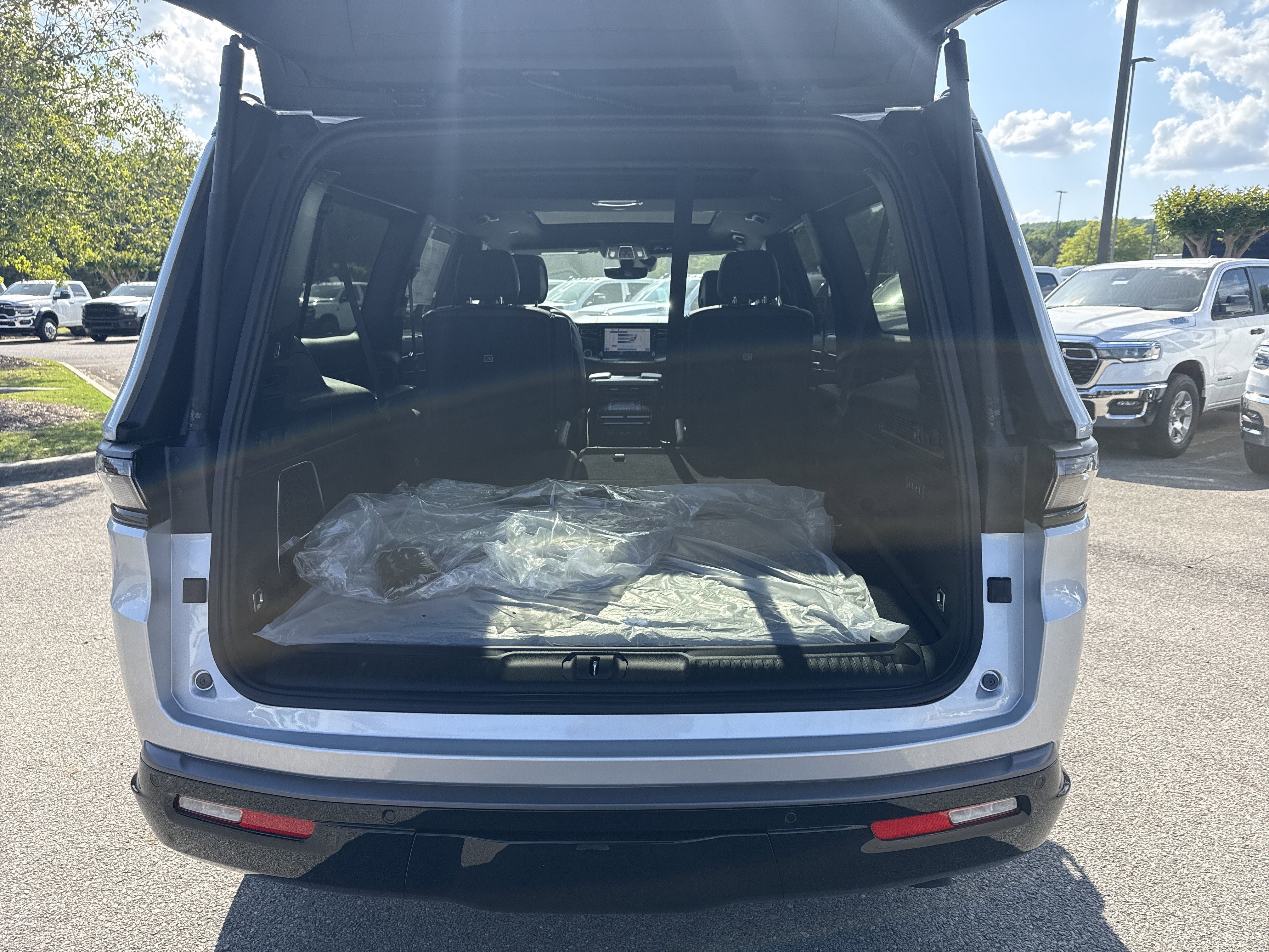 New 2026 Silver-Zynith Exterior Paint Jeep Limited Reserve image 20
