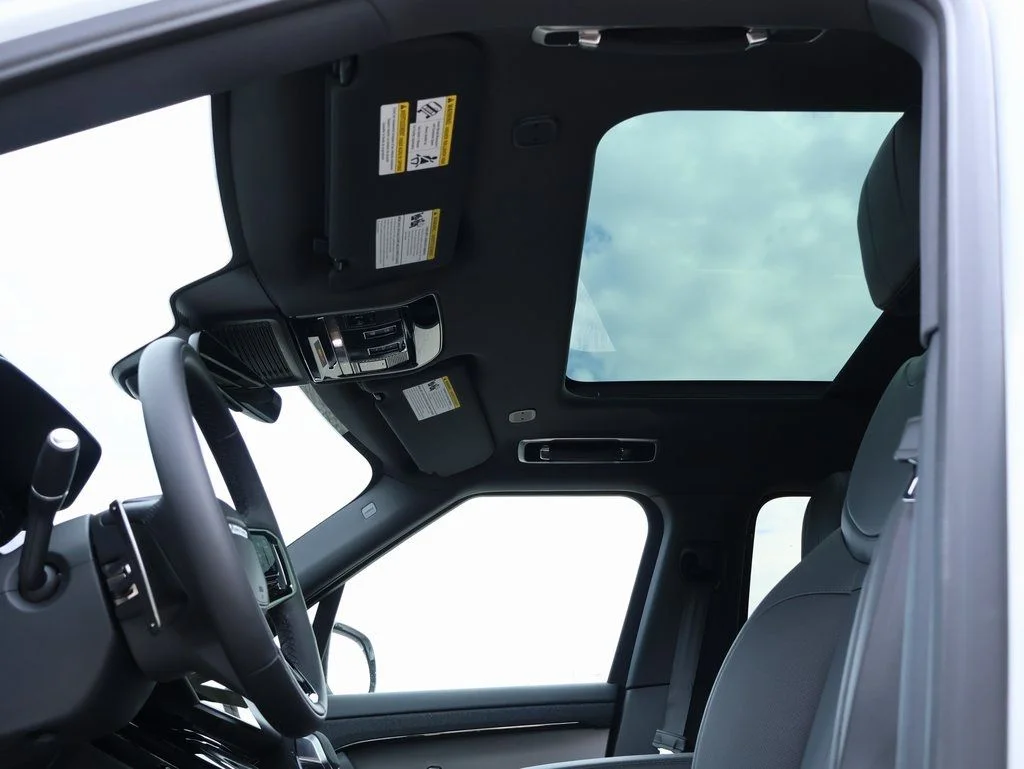 New 2025 Fuji White Land Rover Dynamic SE image 38
