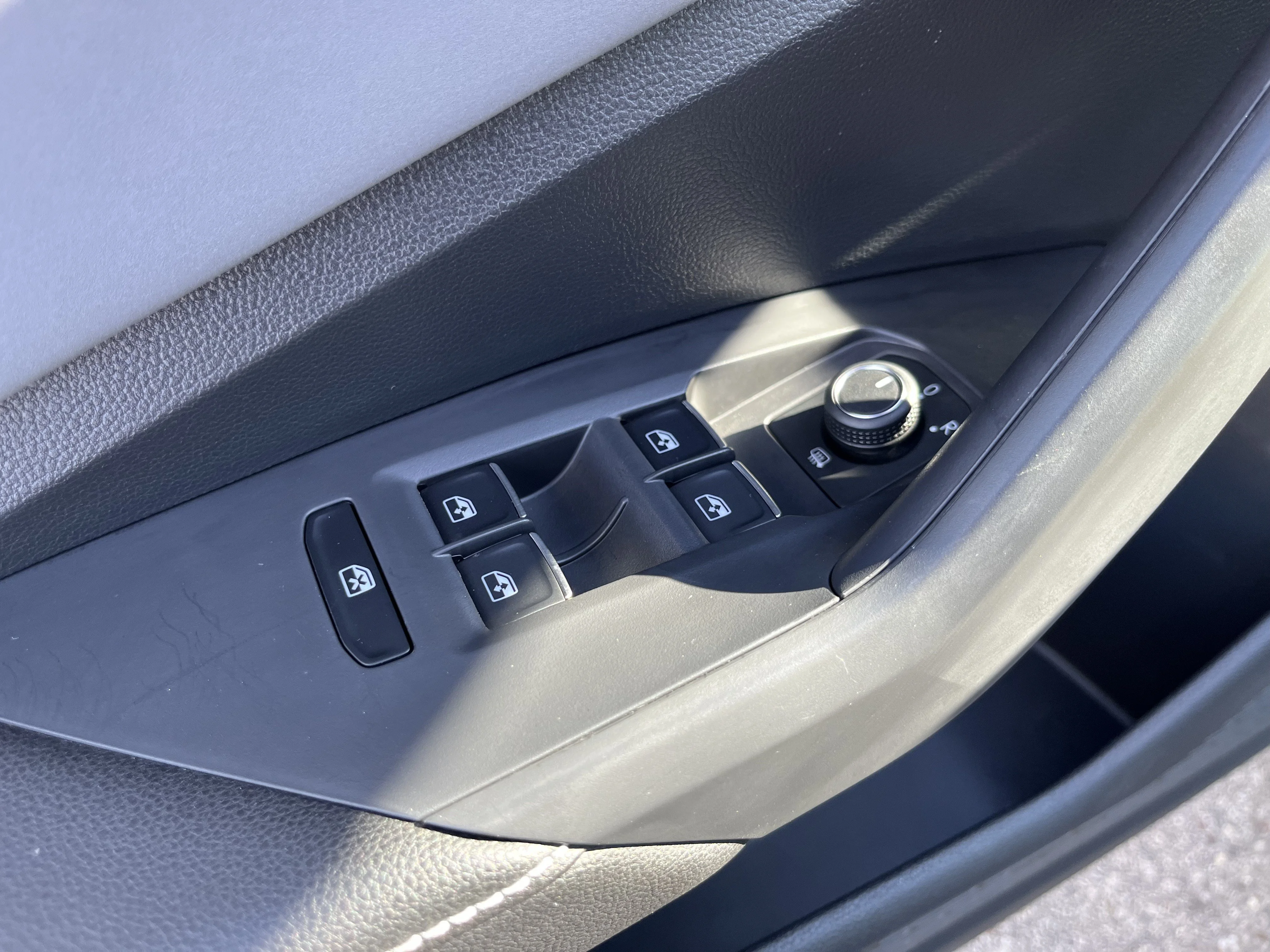 Used 2025 Platinum Gray Metallic Volkswagen SE image 19