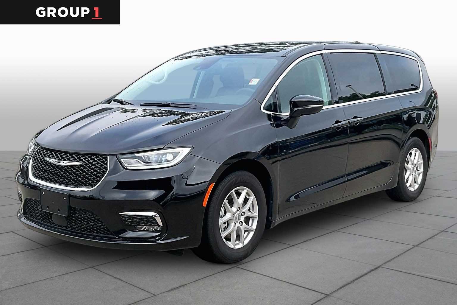 2024 Chrysler Pacifica Touring L's photo