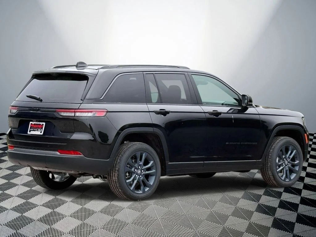 New 2026 Diamond Black Crystal Pearl-Coat Exterior Paint Jeep Limited image 6
