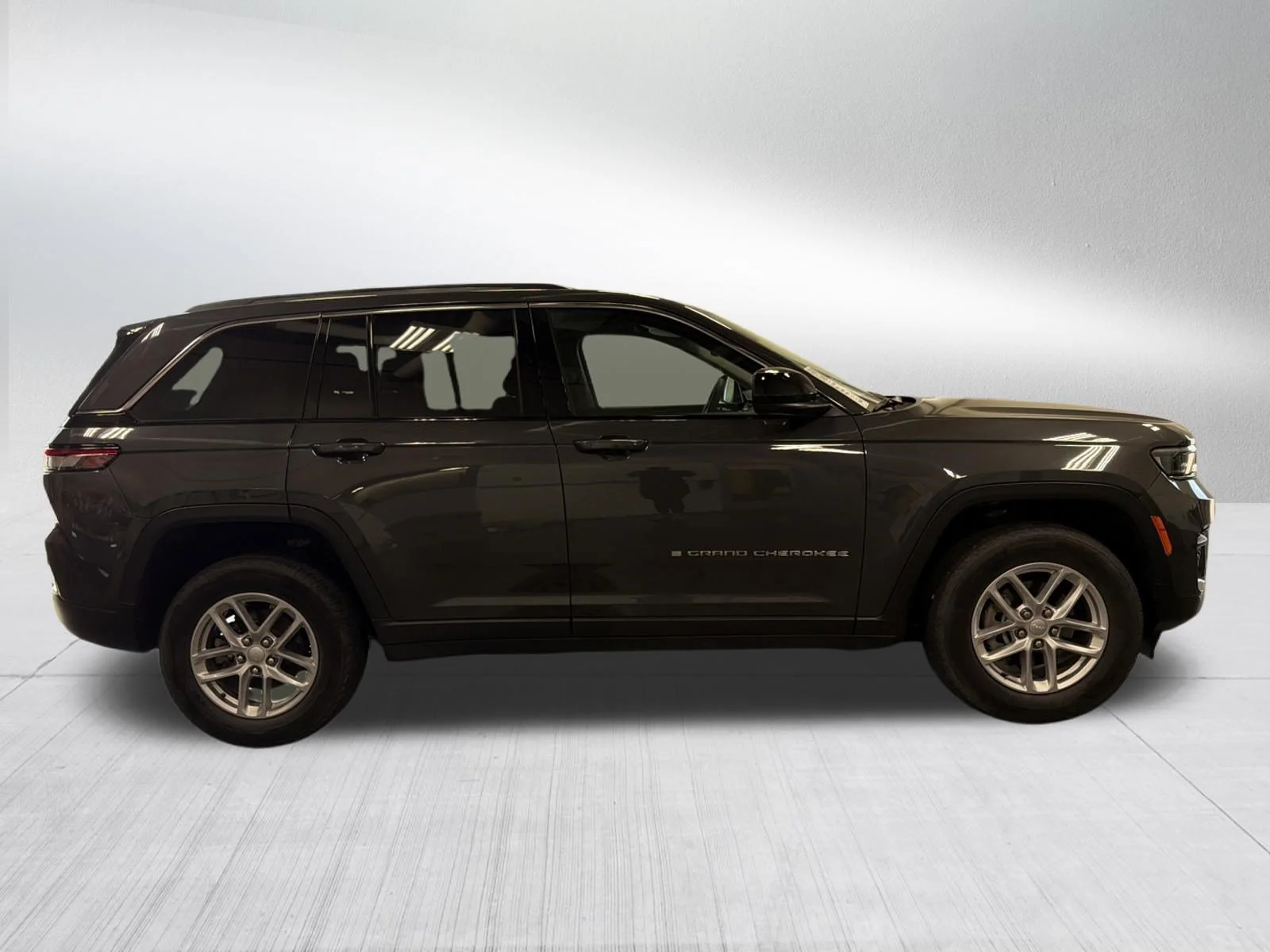 Used 2023 Baltic Gray Metallic Clearcoat Jeep Laredo image 8