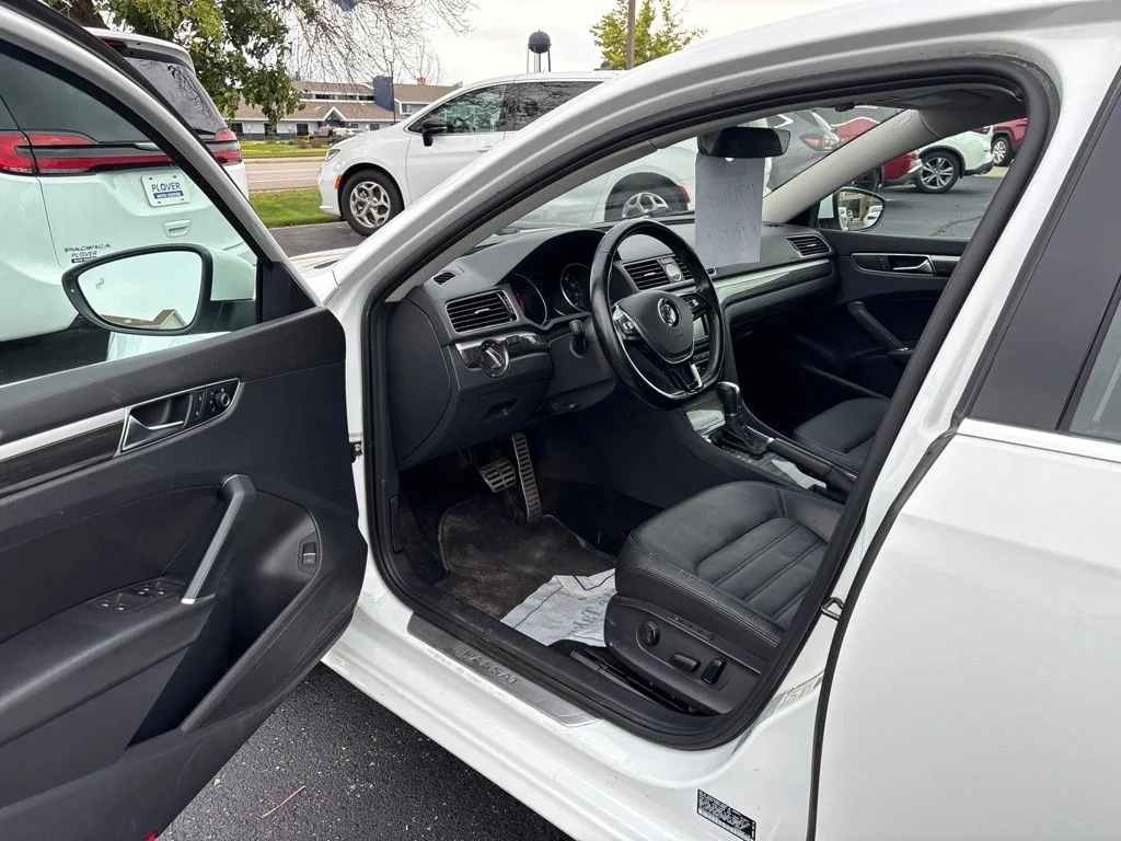 Used 2017 Pure White Volkswagen SEL Premium image 10