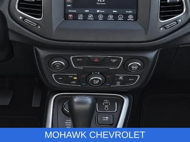 Used 2021  Jeep Latitude image 11