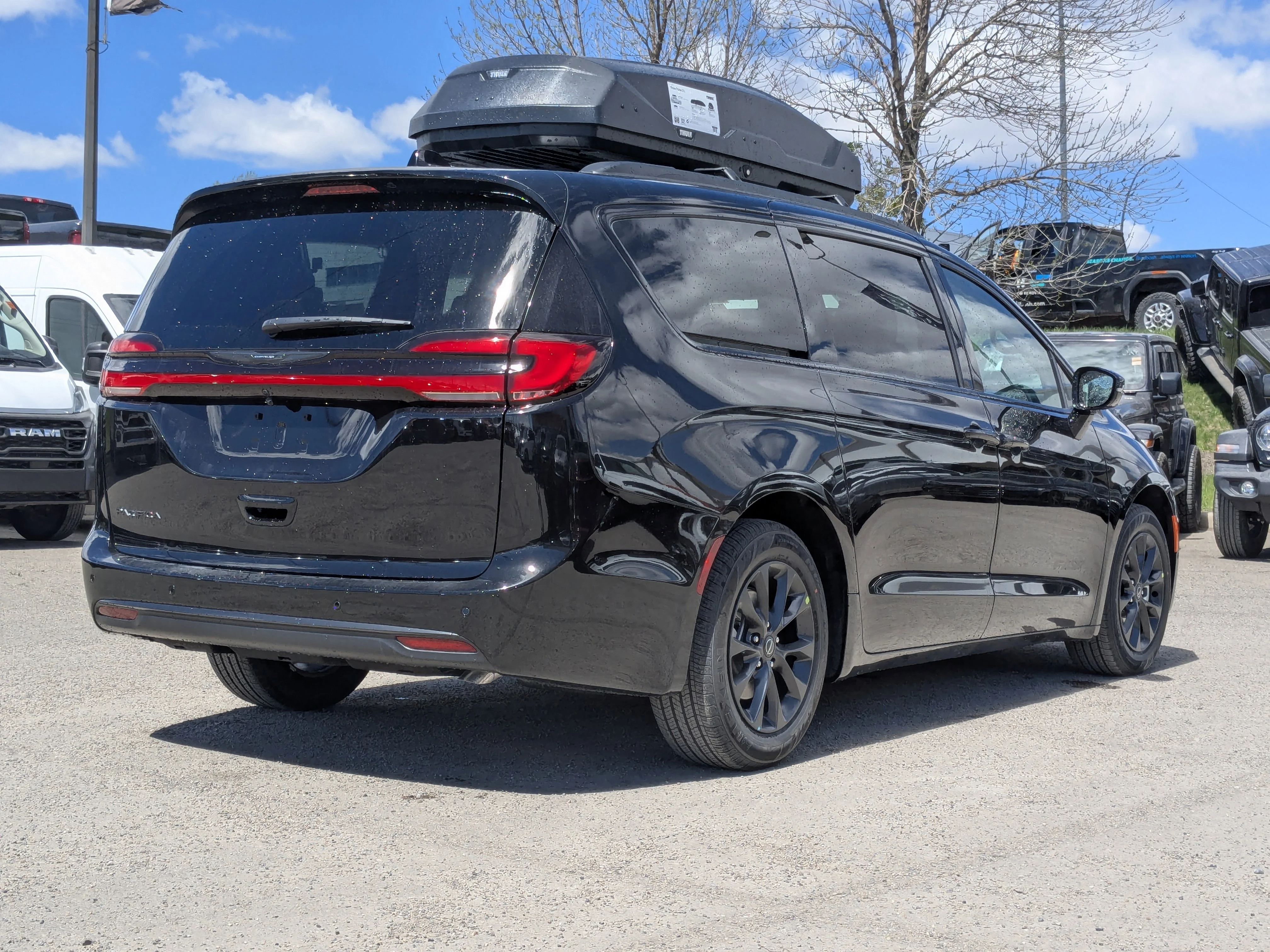 New 2026 Black Chrysler Select - - 360 Camera - FAV Edition - Power Liftgate - Remote Start & tons more! image 8