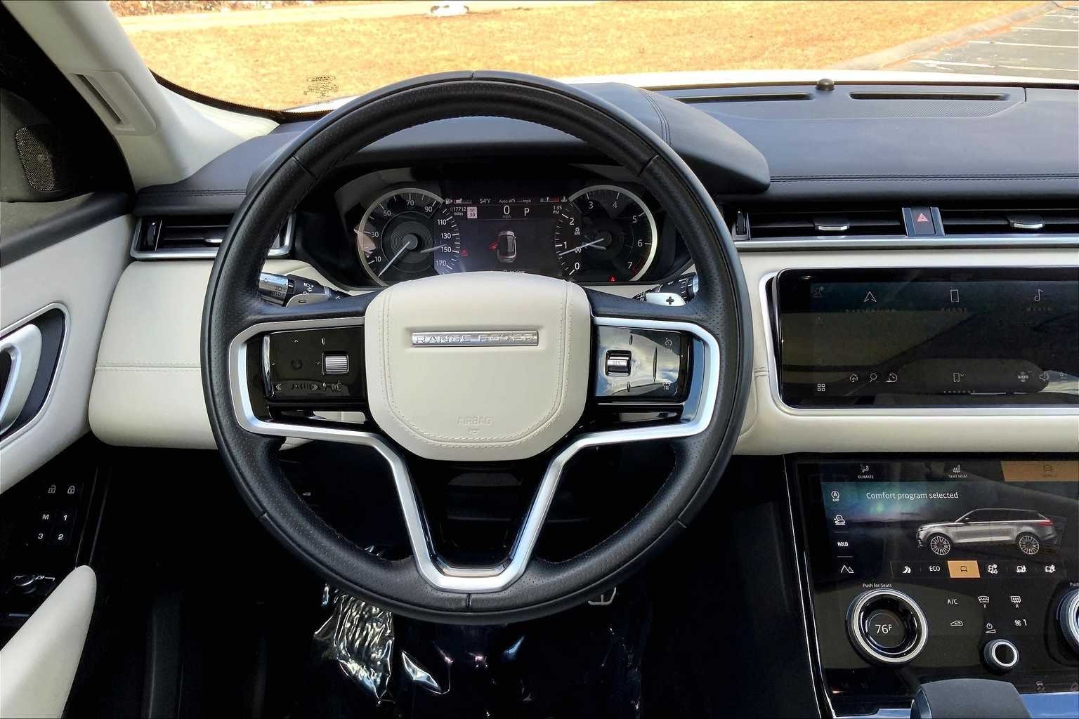 Used 2022 Fuji White Land Rover R-Dynamic S image 6