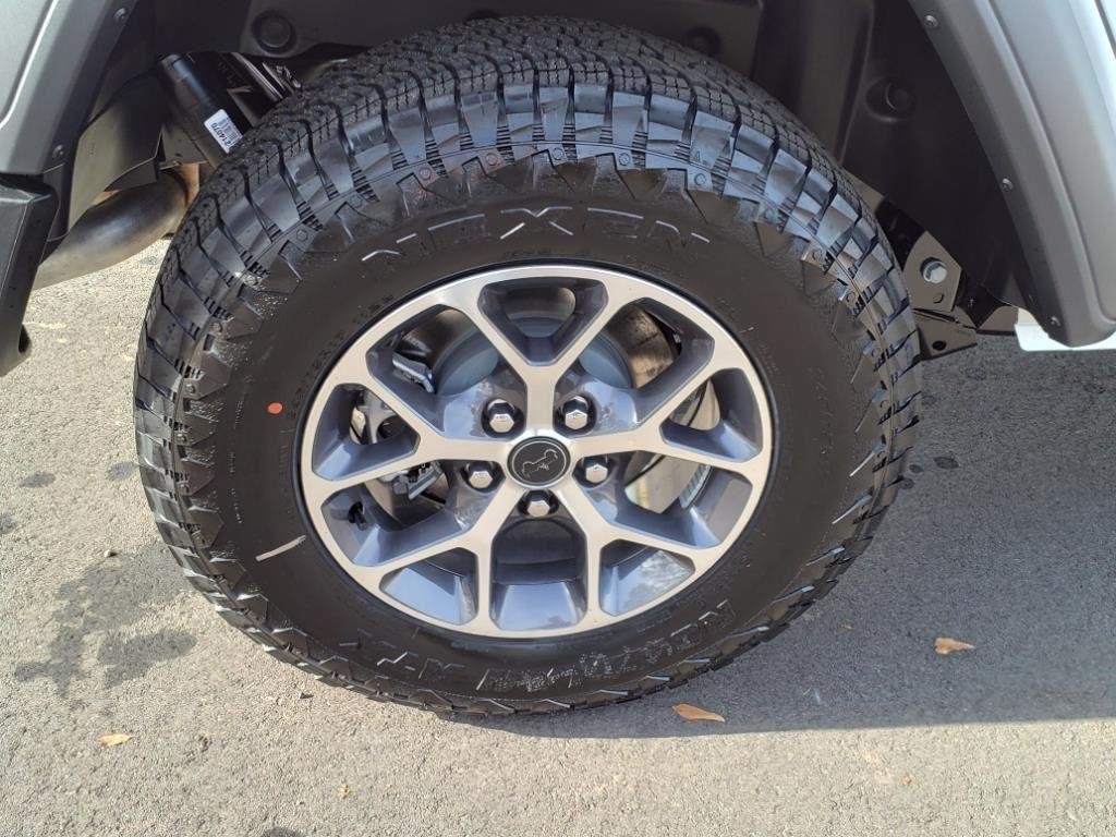 Used 2025 Bright White Clearcoat Jeep Sport S image 21