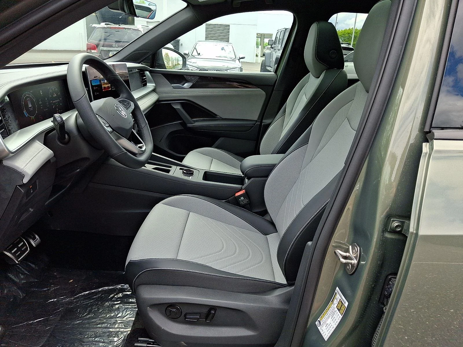 New 2026 X52T/AVAGRNBLKR Volkswagen SE R-Line Black image 12