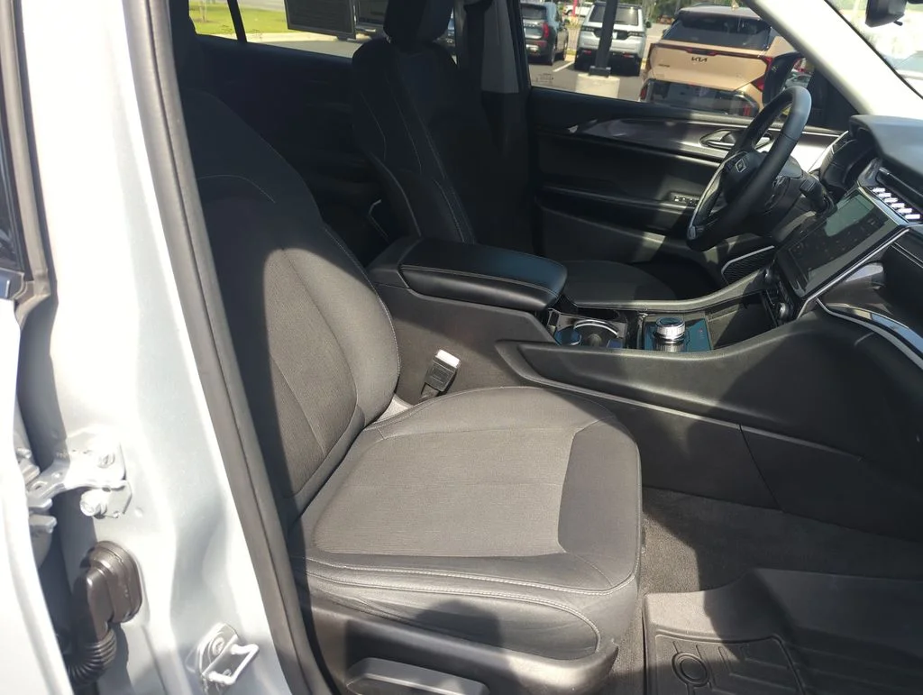 Used 2022 Silver Jeep Laredo image 38