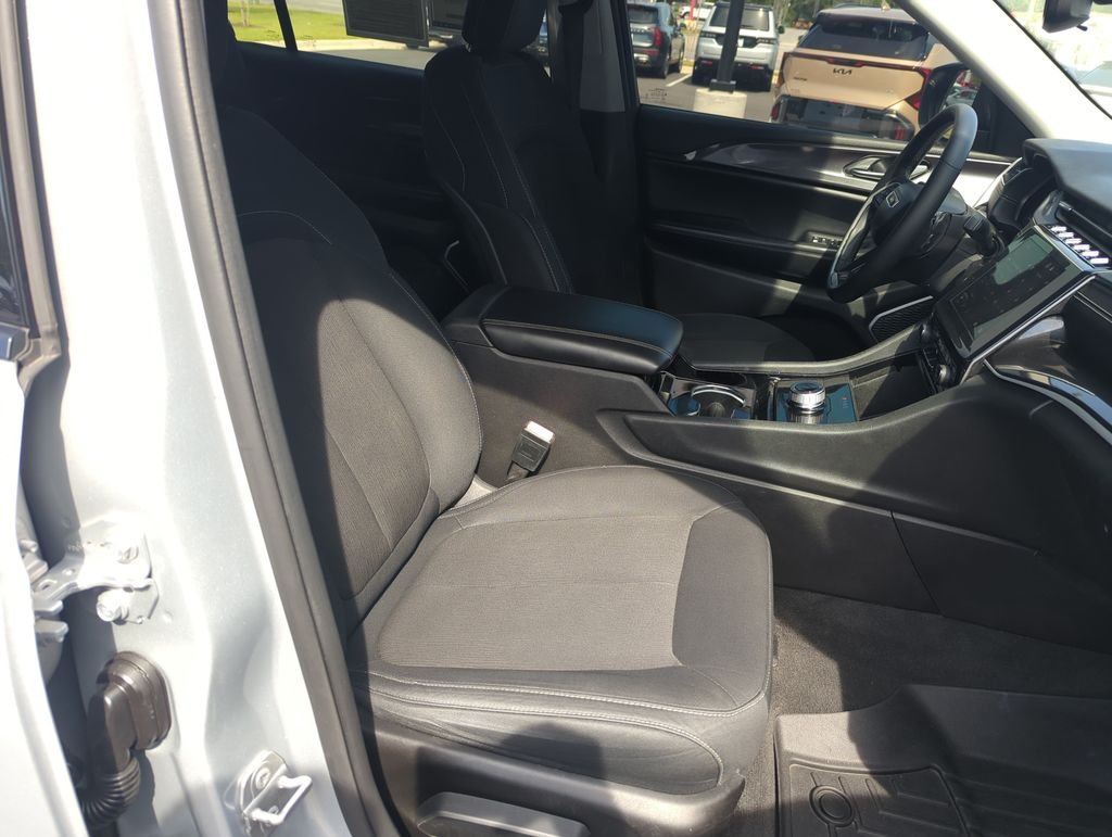 Used 2022 Silver Jeep Laredo image 38