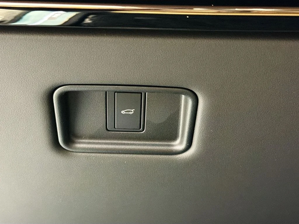 New 2026 Santorini Black Land Rover Dynamic SE image 10