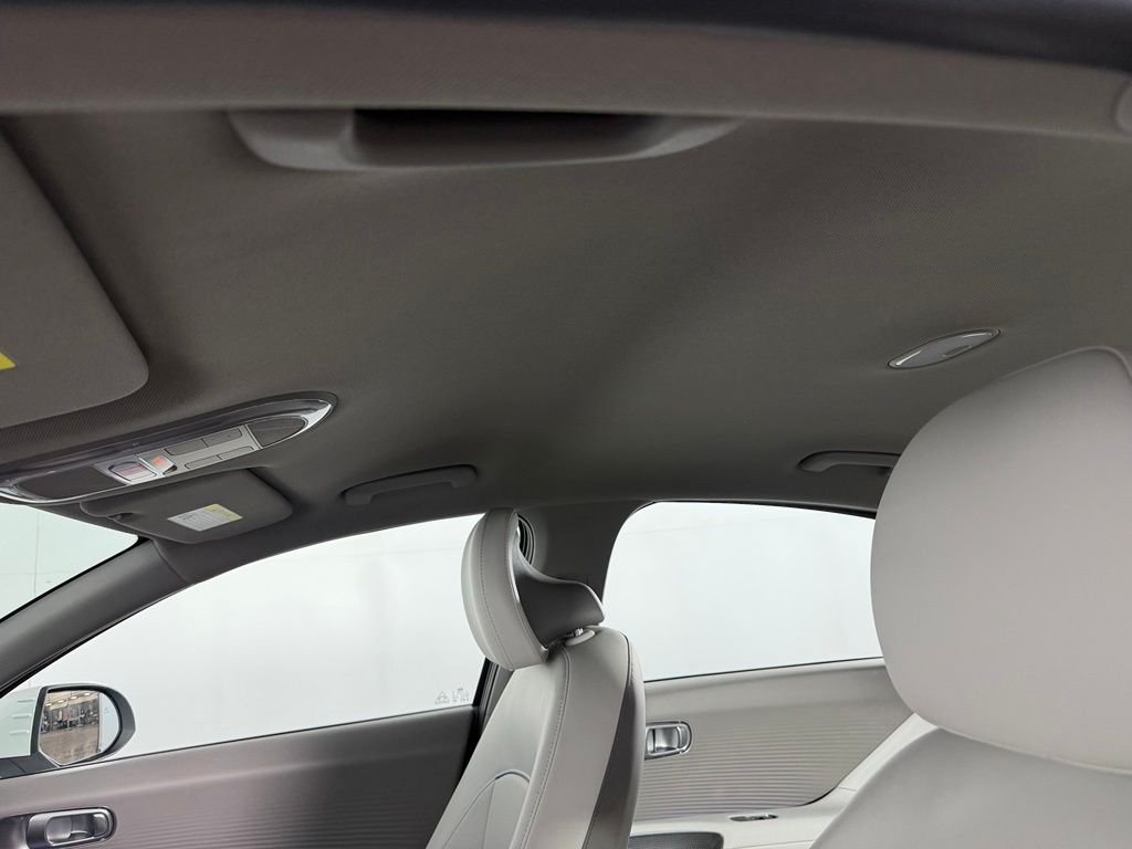 Used 2025 White Hyundai SEL image 25
