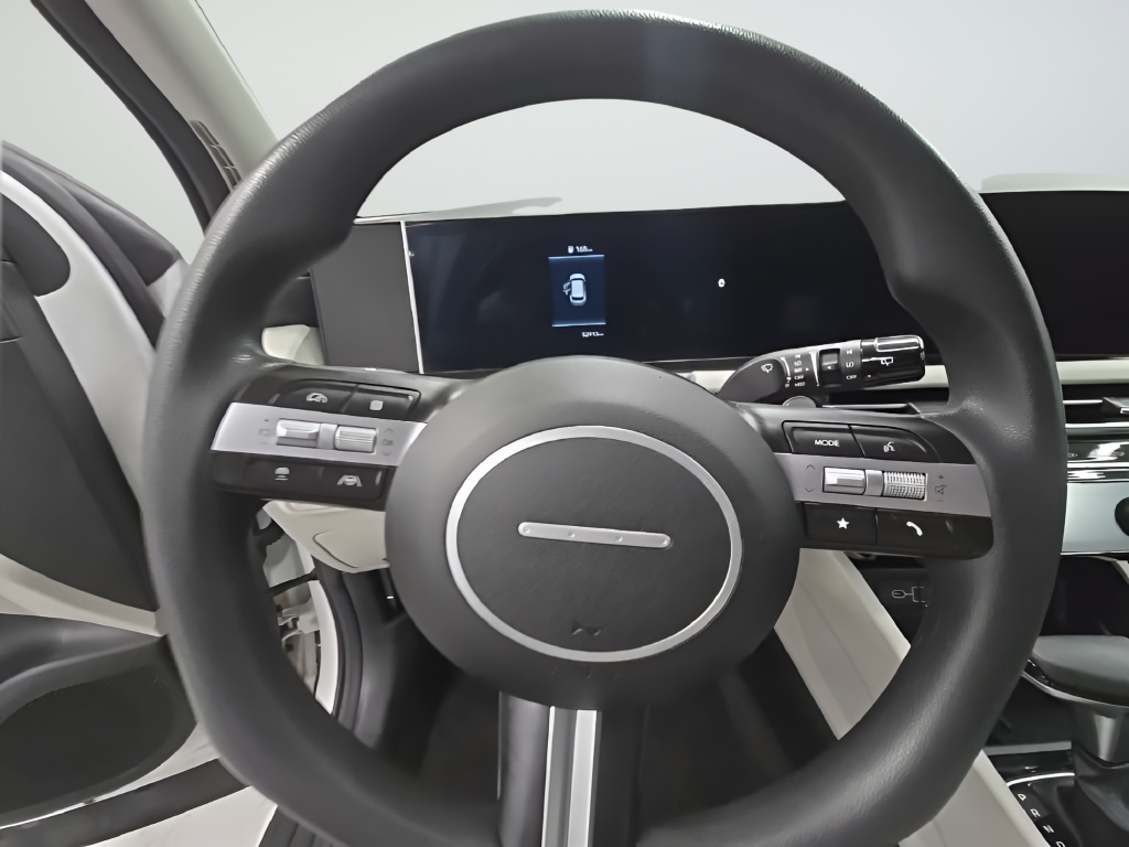 Used 2025 White Hyundai SEL image 30