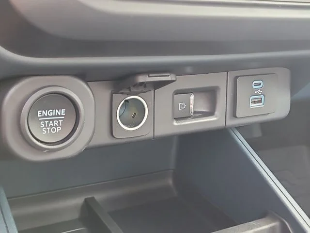 Used 2024  Ford Lariat image 26