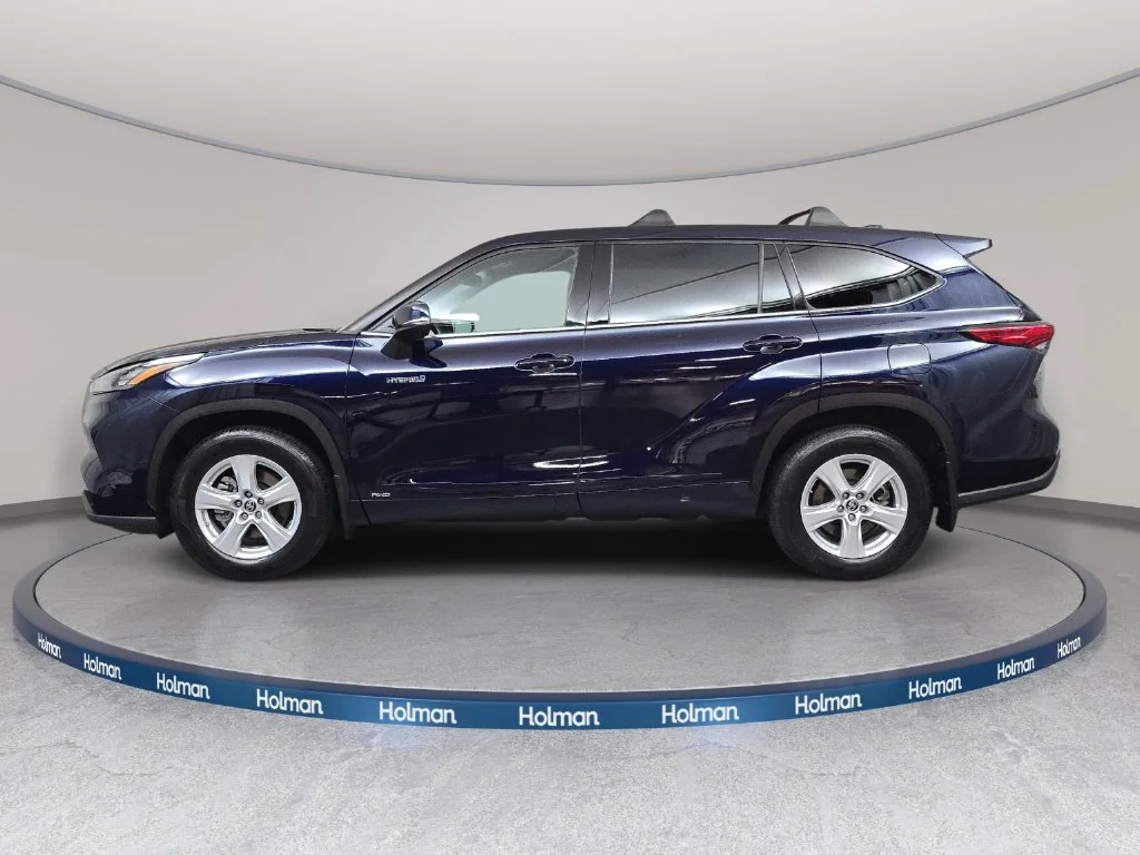 Used 2020  Toyota LE image 9