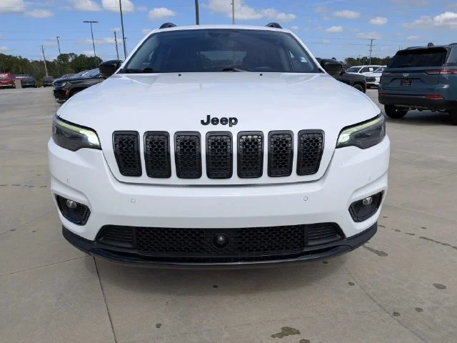 Used 2023 White Jeep Altitude image 11