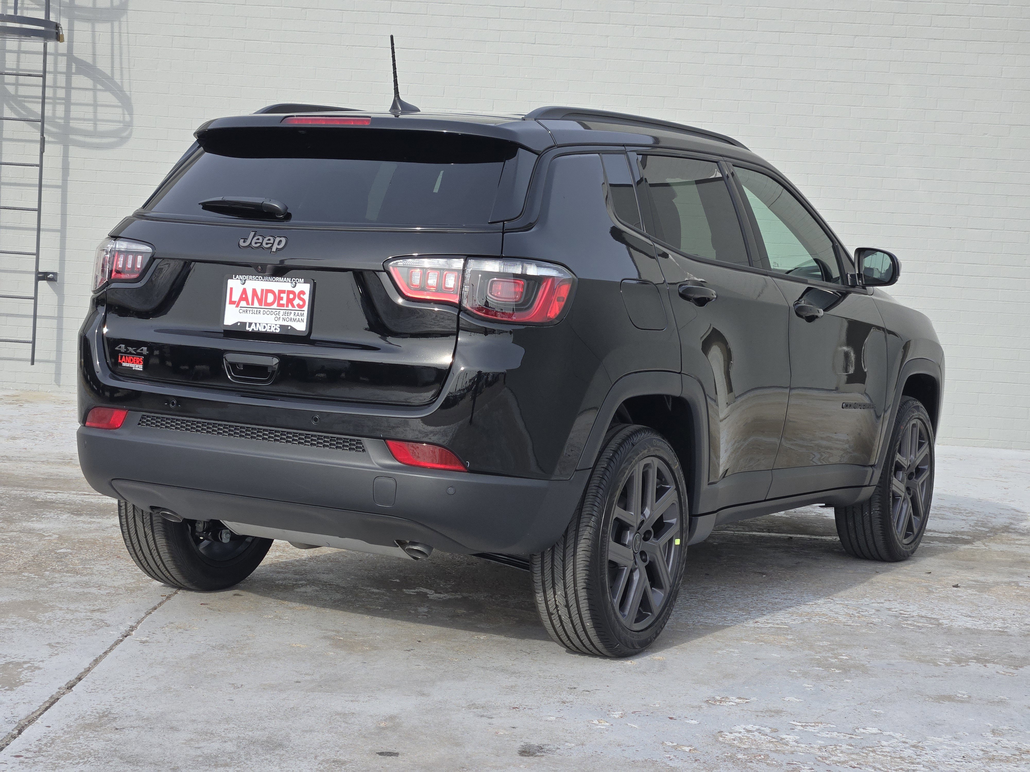 New 2026 Diamond Black Crystal Pearl-Coat Exterior Paint Jeep Limited Altitude image 4