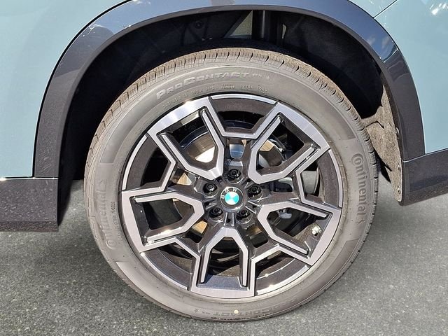 New 2026 Cape York Green Metallic BMW xDrive28i image 8