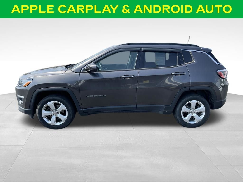 Used 2020 Granite Crystal Metallic Clearcoat Jeep Latitude image 4