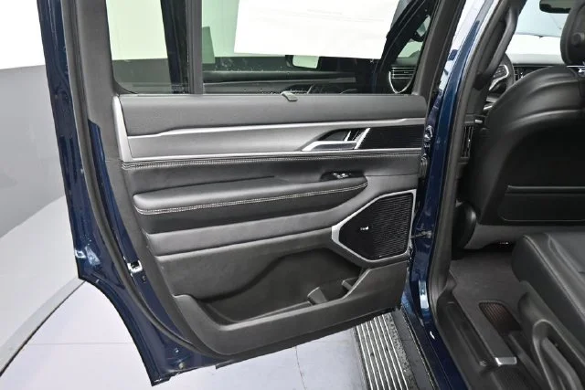 New 2026 Fathom Blue Pearl-Coat Exterior Paint Jeep Limited Reserve image 25