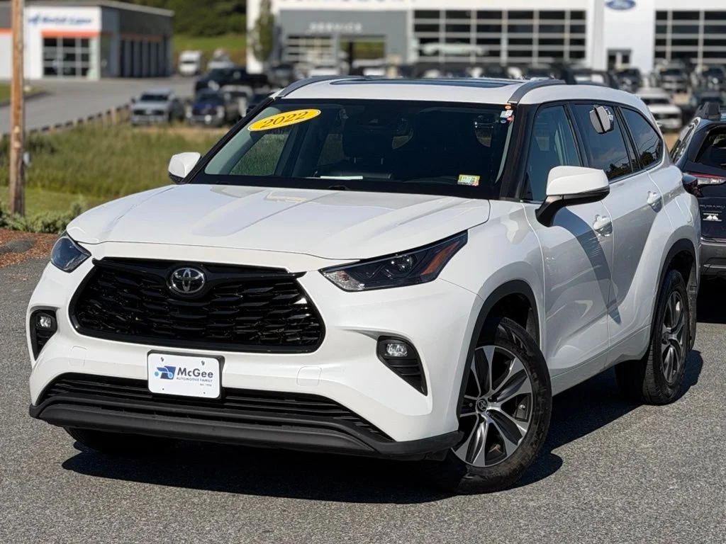 Used 2022 Beige Toyota XLE image 1
