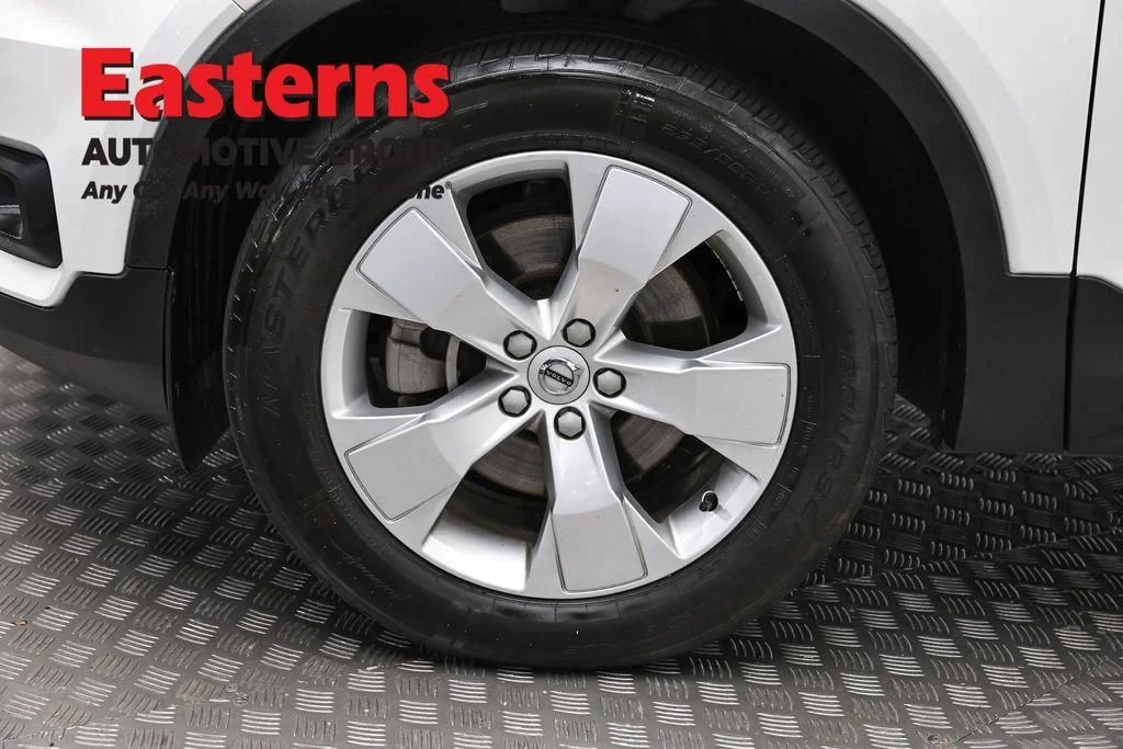 Used 2022 White Volvo Momentum image 33