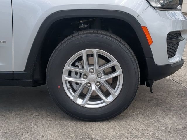 New 2026 Silver Zynith Exterior Paint Jeep Laredo X image 11