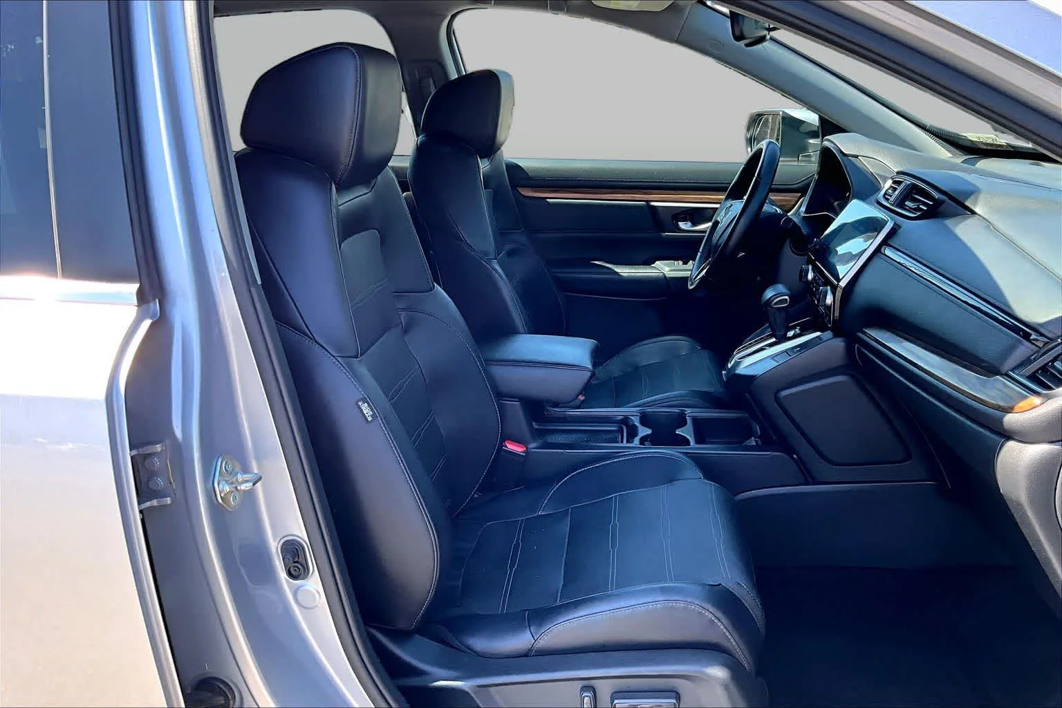 Used 2018 Lunar Silver Metallic Honda Touring image 8