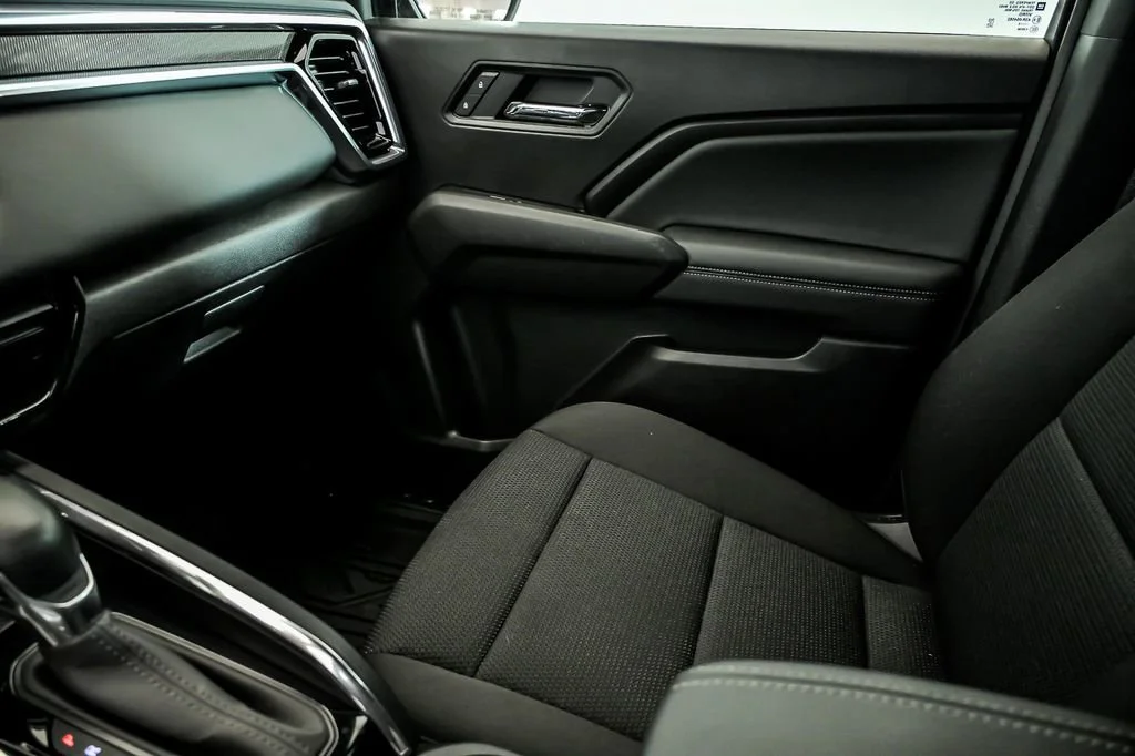 Used 2025 Onyx Black GMC Elevation image 22
