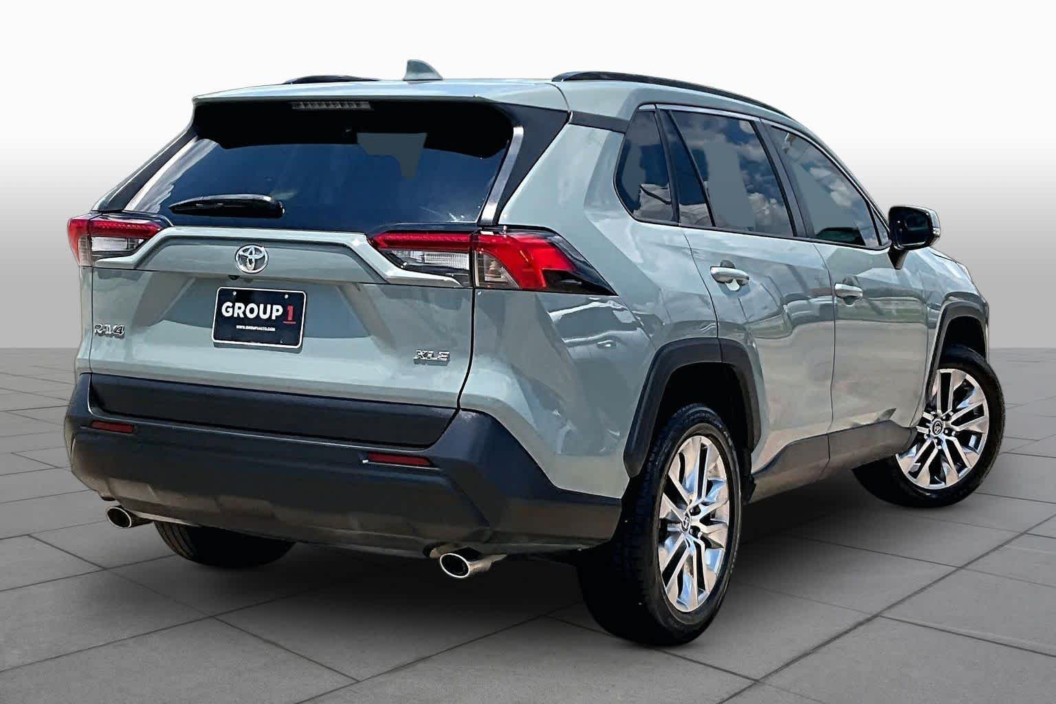 Used 2020 Lunar Rock Toyota XLE Premium image 13