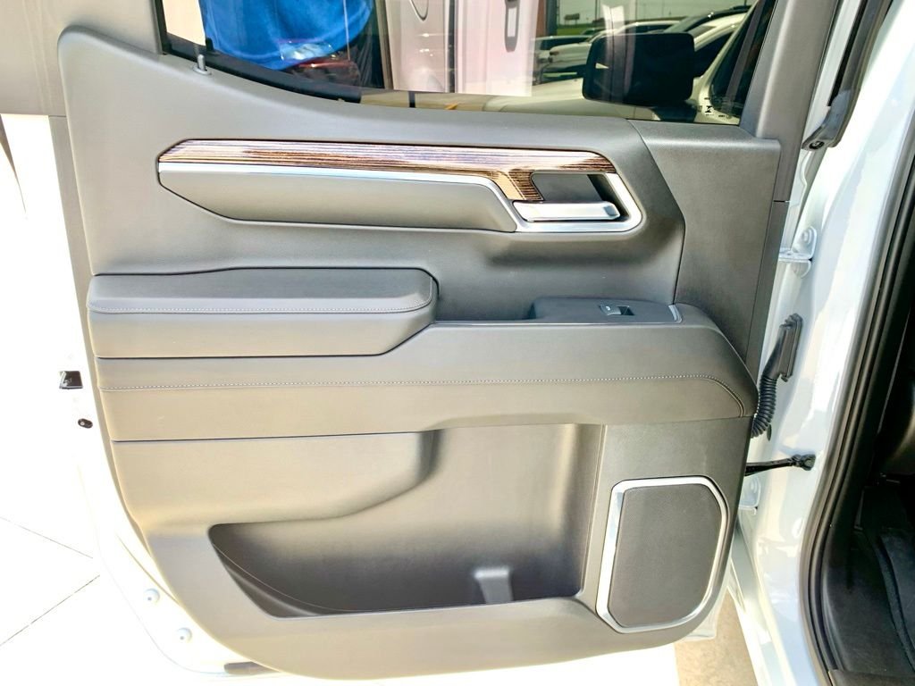 Used 2024 White GMC Elevation image 17