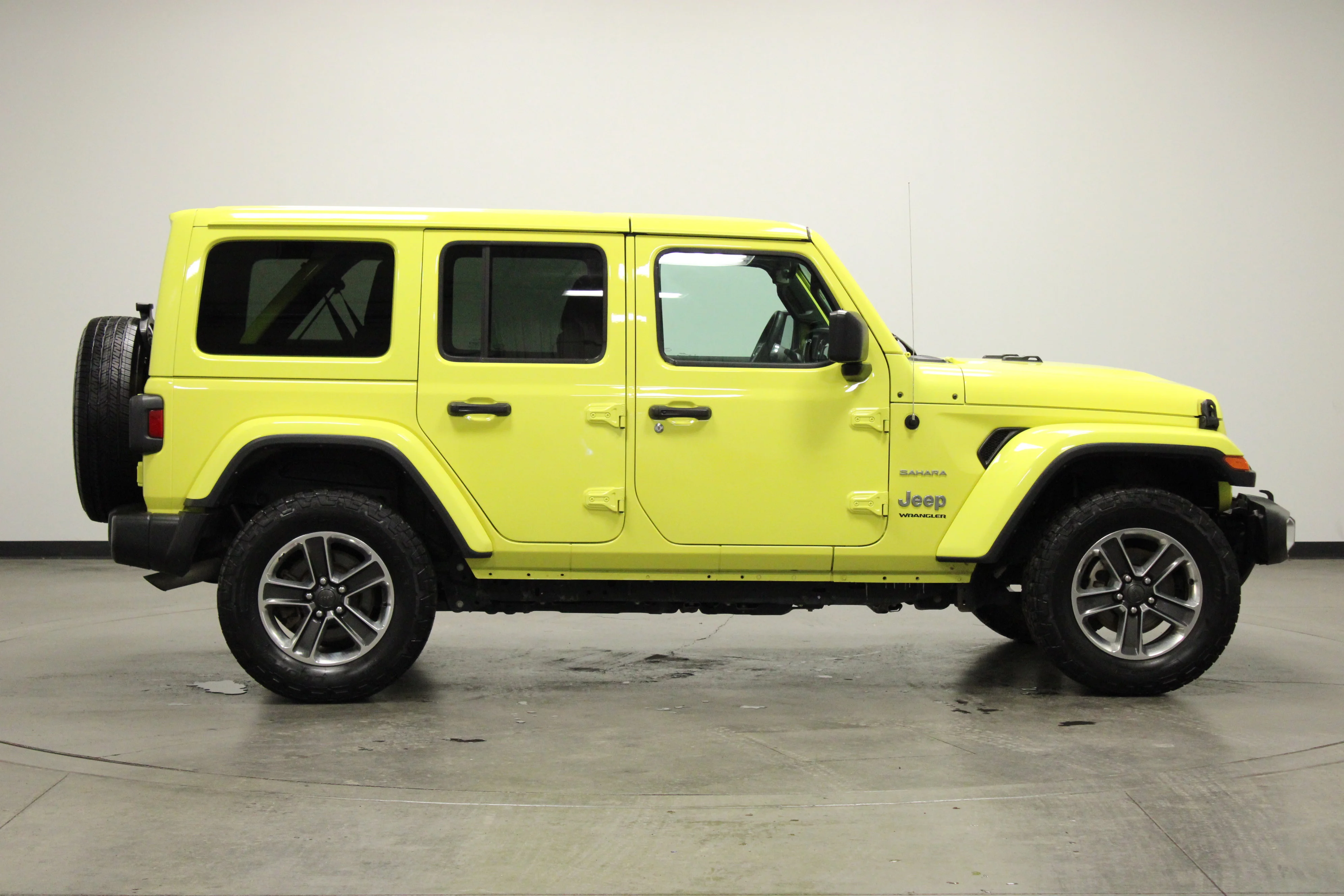 Used 2023 High Velocity Clearcoat Jeep Sahara image 9