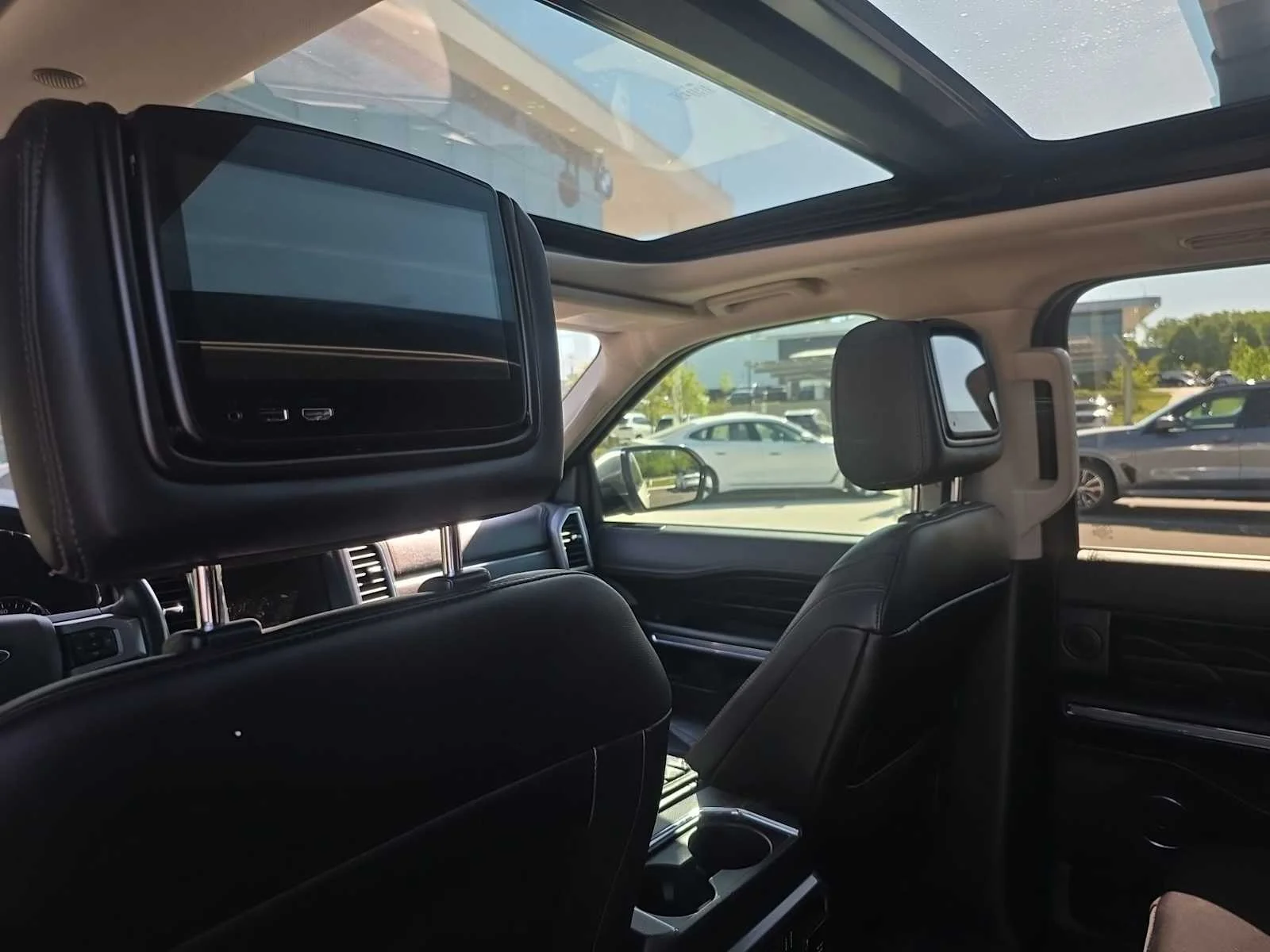 Used 2018 White Platinum Metallic Tri-Coat Ford Platinum image 20