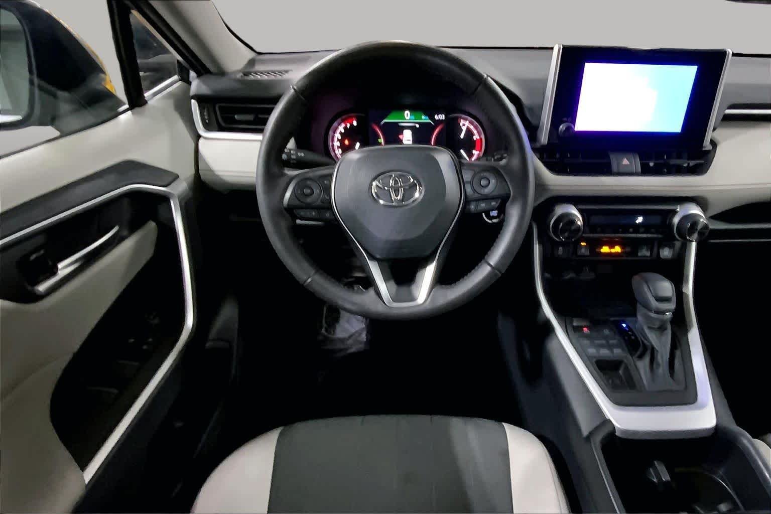 2025 Toyota RAV4 XLE - Photo 11