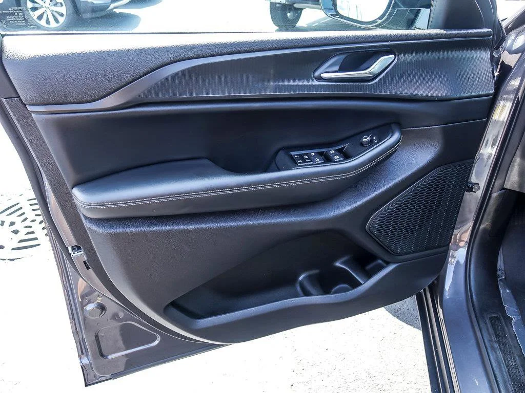 Used 2024 Baltic Gray Metallic Clearcoat Jeep Altitude X image 25