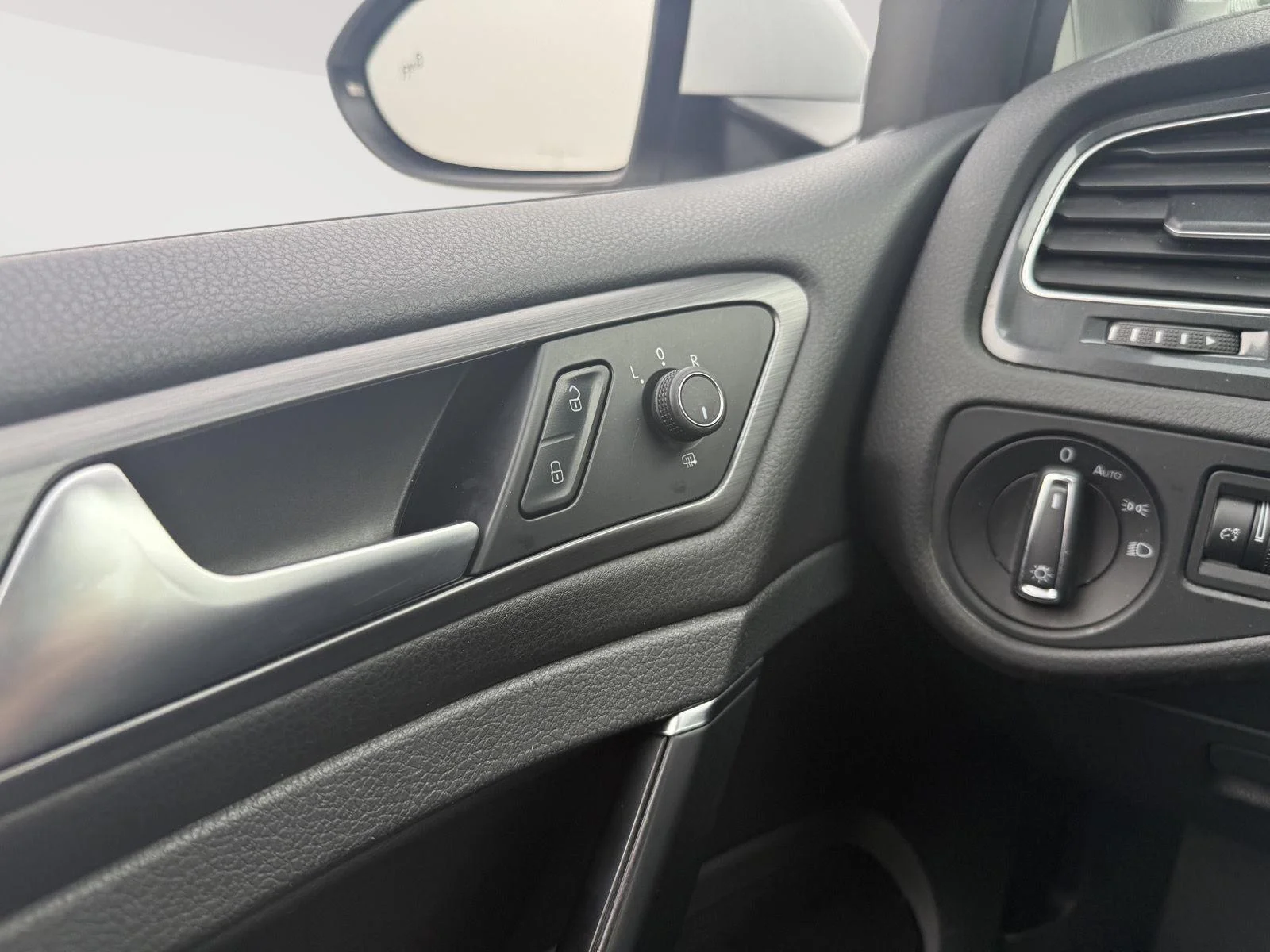 Used 2018 Pure White Volkswagen SE image 13