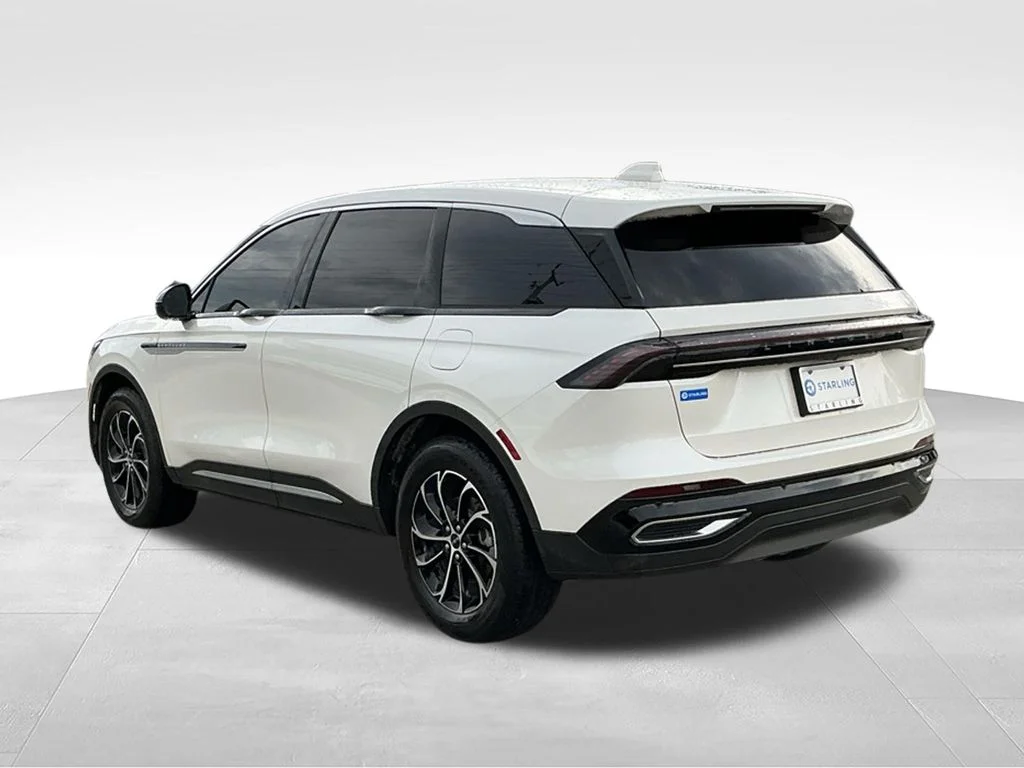 Used 2026 White Lincoln Premiere image 6