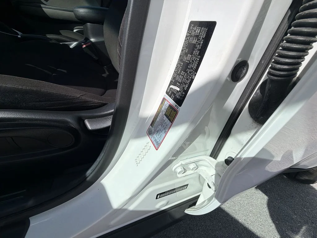 Used 2018 White Kia Base image 41