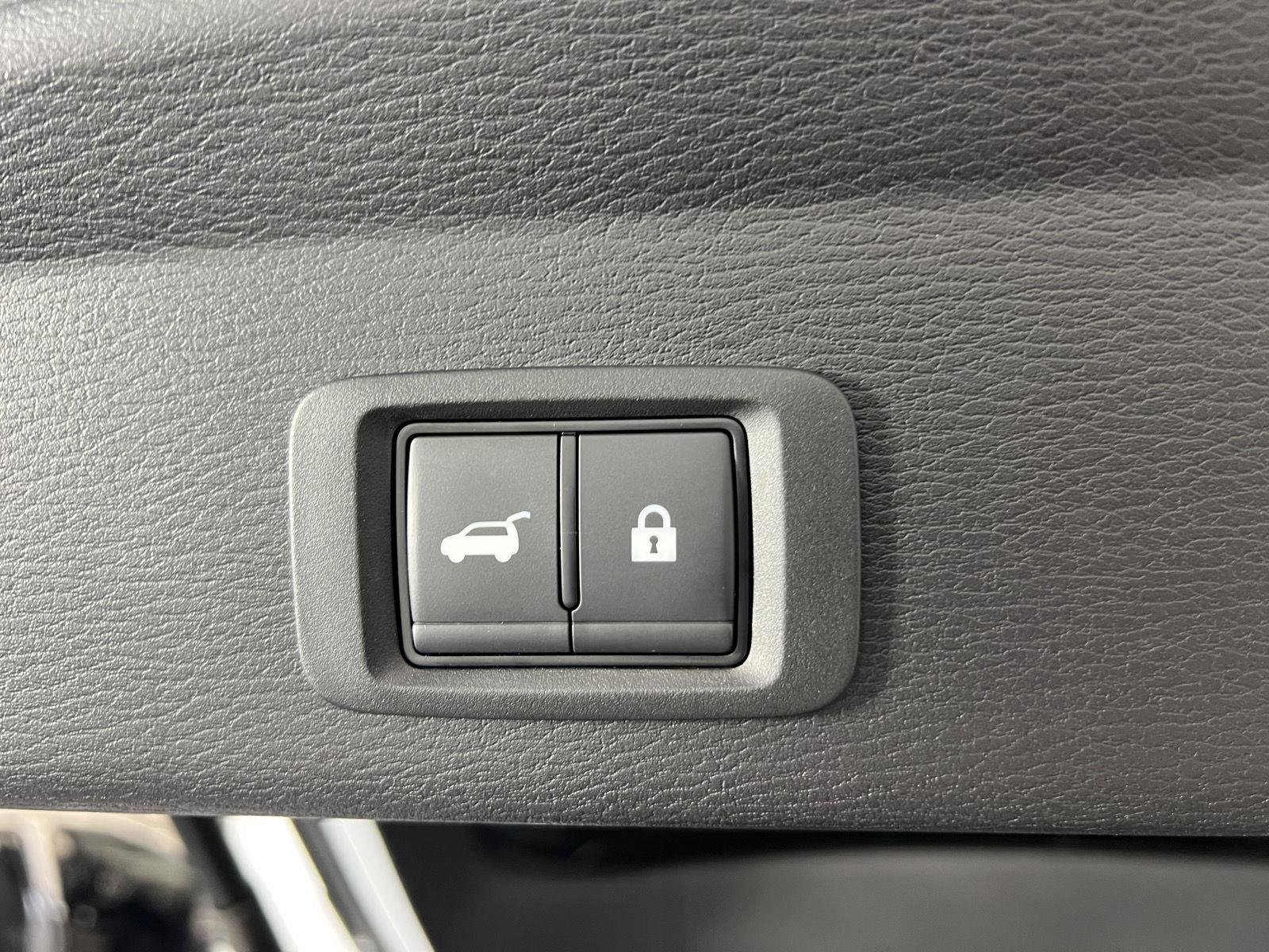 Used 2023 White Diamond Mitsubishi SE image 31