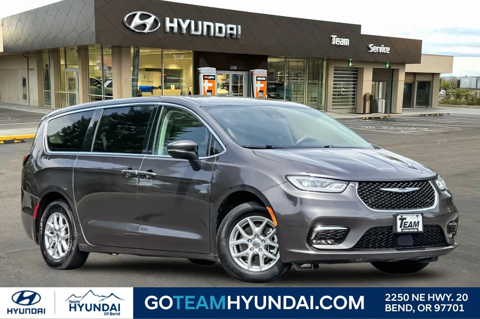 2023 Chrysler Pacifica Touring L's photo