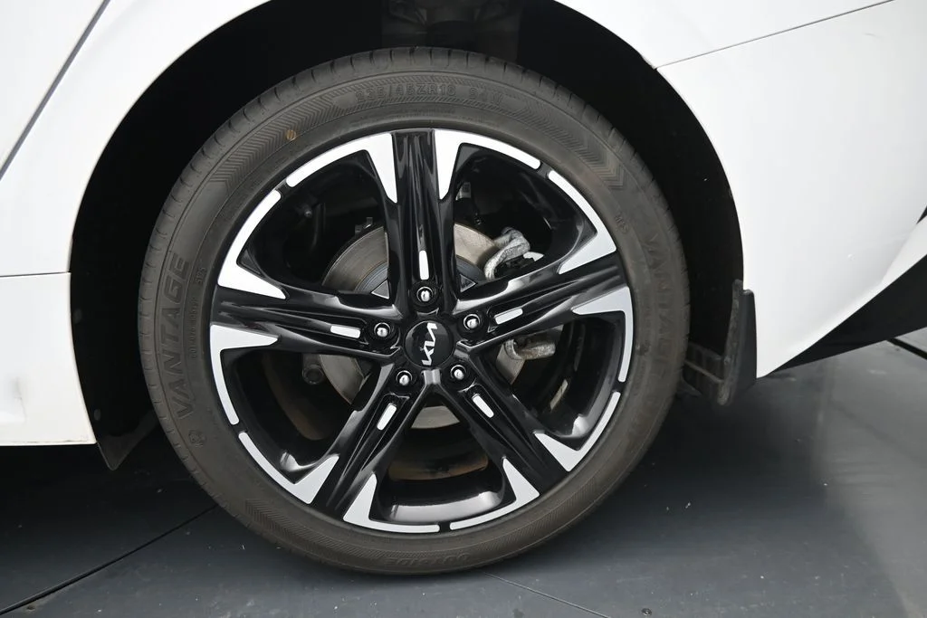 Used 2023 White Kia GT-Line image 15