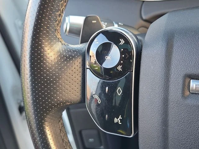 Used 2020  Land Rover R-Dynamic SE image 25