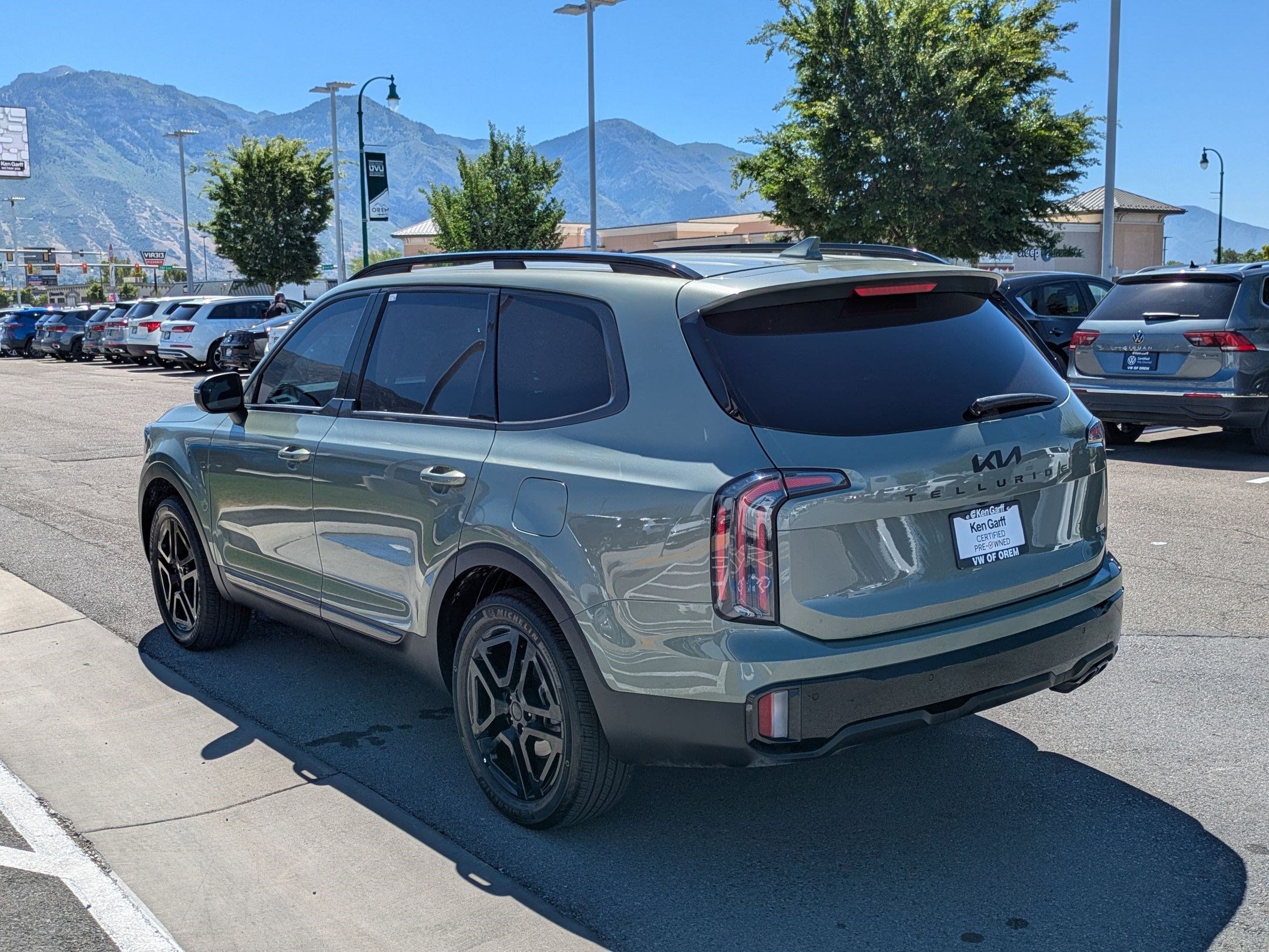 Used 2025 Jungle Green Kia EX X-Line image 5